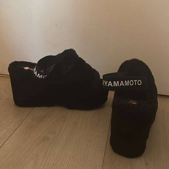 Black fluffy wedge open toe sandals - Picture 3 of 3